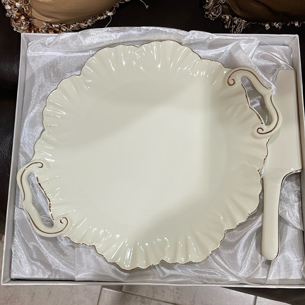 Ceramic cake dish with serving spatchula, Santino Collection by J & S Imports